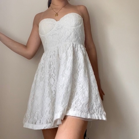 Dresses & Skirts - Off-White Strapless Lace Dress 👒🤍